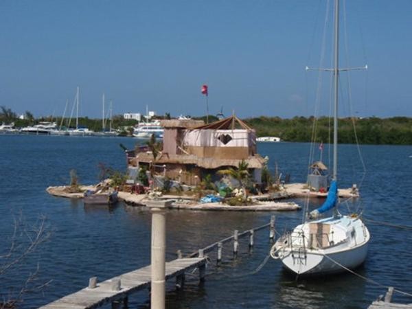 Spiral, Mexio Richard Rishi Sowa, một nhà hoạt động môi trường tại Mexico đã tự thiết kế và xây dựng một hòn đảo nổi nhân tạo cho riêng mình với sự trợ giúp của 100.000 chai nhựa. Đảo Sprial có đường kính khoảng 20 mét, và trông không khác gì một khu resort thu nhỏ, với một ngôi nhà nhỏ, hàng dừa và bãi cát bao quanh 2 bể bơi nhỏ. Hòn đảo này quá nhỏ chỉ đủ vài người cư trú.